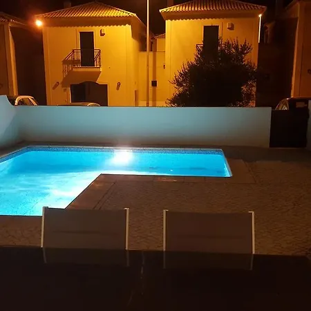 Villa Com Piscina No *